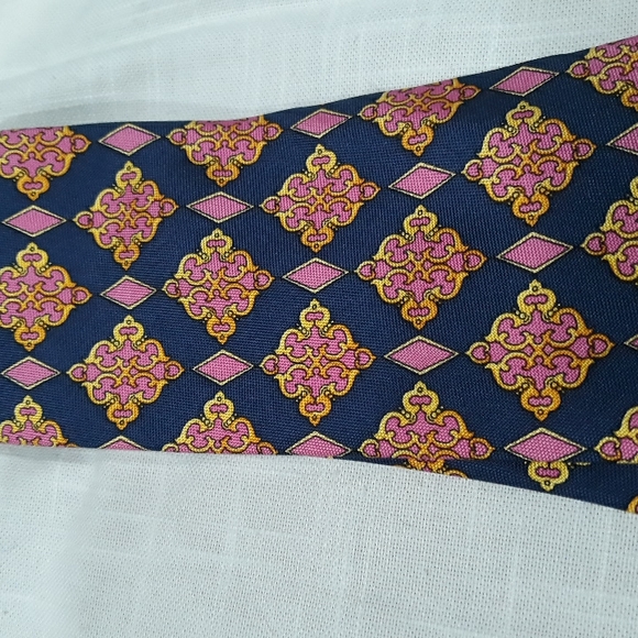 Istante Italian made silk pink and blue tie. 59 inches long. 4 inches wide - Picture 3 of 7